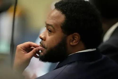 شهادة ضابط شرطة سابق في محاكمة تتعلق بقضية تاير نيكولز، حيث يظهر في الصورة وهو يستمع بجدية أثناء جلسة المحكمة.