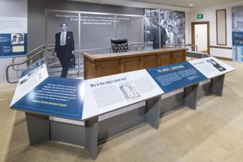 معرض يبرز مقعد قاضي محكمة المقاطعة الأمريكية رونالد ديفيز، مع معلومات عن حكم إلغاء الفصل العنصري في قضية براون ضد مجلس التعليم.