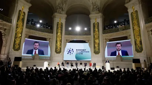 نائب الرئيس الأمريكي جيه دي فانس يتحدث في قمة الذكاء الاصطناعي في باريس، مع جمهور كبير ولقاءات جانبية على المسرح.