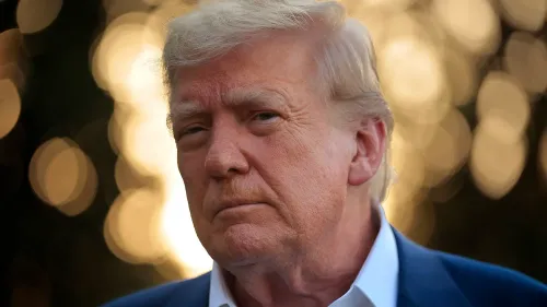 صورة لرجل ذو شعر أشقر، يبدو جادًا، مع خلفية مضيئة. تعكس تعابير وجهه قلقًا بشأن سياسات الهجرة الأمريكية.