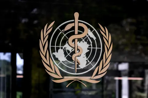 شعار منظمة الصحة العالمية (WHO) يظهر على نافذة، مع رموز طبية وعالمية، يعكس أهمية التعاون الدولي في مواجهة الأوبئة.