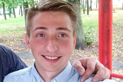 صورة لإيغور روغوف، ناشط روسي معارض، مبتسم في حديقة. تعكس الصورة تجاربه السياسية وتحدياته بعد اعتقاله في بولندا.