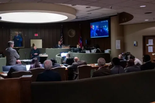 جلسة محكمة تتضمن محامي الدفاع والشهود، مع عرض فيديو على الشاشة يظهر تفاصيل حادثة ضرب تاير نيكولز.