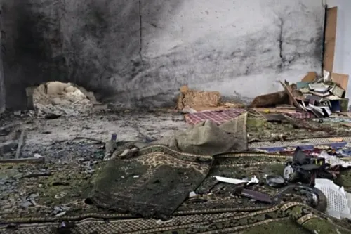 خبر عاجل عن انفجار في مسجد الإمام علي بن أبي طالب بحمص، أسفر عن مقتل ثلاثة وإصابة خمسة، مع تحقيقات جارية.