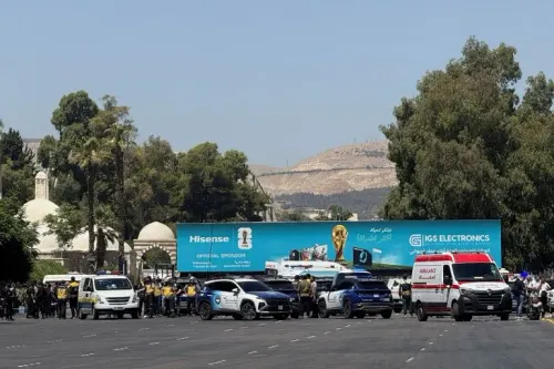تجمع أمني وإسعافي في وسط دمشق بعد انفجارين استهدفا موكب الرئيس الفرنسي ماكرون خلال زيارته التاريخية لسوريا في 2024.