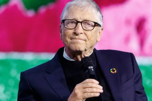 بيل غيتس يتحدث في مؤتمر، مع نتائج مراجعة خارجية تؤكد عدم تورط مؤسسة Gates في أنشطة إجرامية مرتبطة بجيفري إبستين.