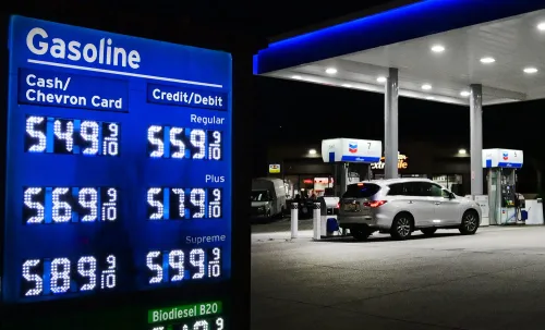 أسعار البنزين في محطة Chevron تظهر ارتفاعاً ملحوظاً، حيث بلغ سعر البنزين العادي 5.49 دولار للغالون، مما يعكس تأثيرات السوق الحالية.