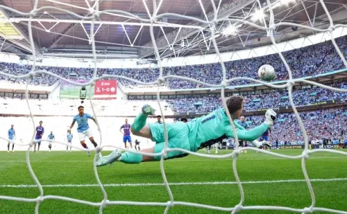 حارس مرمى كريستال بالاس يتصدى لركلة جزاء من مانشستر سيتي في نهائي كأس الاتحاد الإنجليزي، وسط أجواء حماسية في ملعب ويمبلي.
