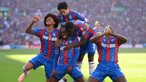 فرحة لاعبي كريستال بالاس بعد تسجيل هدف الفوز في نهائي كأس الاتحاد الإنجليزي، حيث يحتفلون معًا في ملعب ويمبلي.