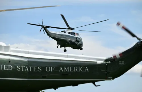 مروحية Marine One تحلق فوق مبنى البيت الأبيض في واشنطن وسط أجواء جوية مزدحمة وأحداث تحقيق FAA في حادثة سلامة جوية.