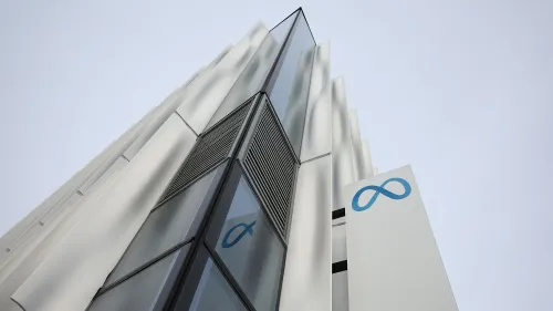 واجهة مبنى شركة ميتا، تظهر شعار الشركة بشكل واضح، مما يعكس البيئة التقنية والتجارية التي تعمل فيها.