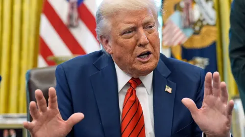 ترامب يتحدث في البيت الأبيض، مع العلم الأمريكي خلفه، مدعيًا انخفاض أسعار الوقود إلى 1.98 دولار، رغم أن الأرقام الفعلية أعلى بكثير.