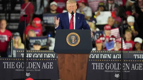 ترامب يتحدث في تجمع حاشد في ميشيغان، حيث يروج لأفكاره حول الانتخابات ويؤكد معلومات غير صحيحة عن فوزه.