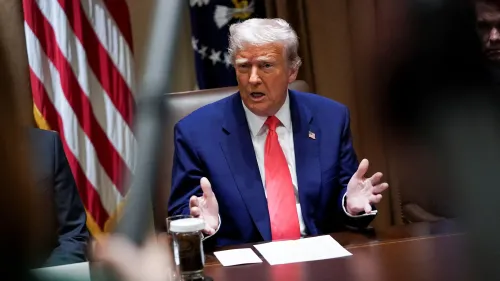 ترامب يتحدث خلال اجتماع لمجلس وزرائه، مع التركيز على ادعاءاته حول التجارة والعلاقات الدولية.