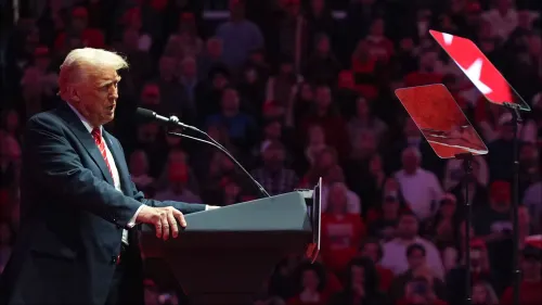 ترامب يتحدث خلال تجمع حاشد في واشنطن قبل حفل تنصيبه الثاني، محاطًا بجمهور كبير يظهر تأييدهم.