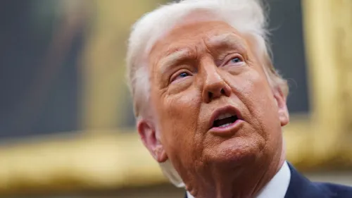 ترامب يتحدث في مؤتمر صحفي، مع تعبير وجه يظهر الجدية، في سياق مناقشة نتائج الانتخابات الرئاسية 2024.