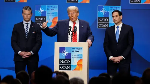 ترامب يتحدث خلال مؤتمر صحفي في قمة حلف الناتو بهولندا، مع وجود مسؤولين آخرين في الخلفية، مشيرًا إلى قضايا تتعلق بالحرب في أوكرانيا والتضخم.