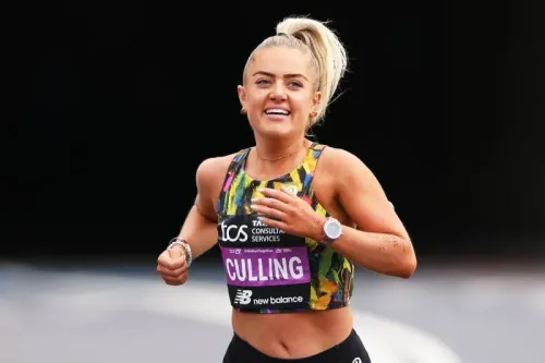 عداءة مبتسمة ترتدي زيًا رياضيًا ملونًا، تركز على الجري في سباق، مع التركيز على روح المنافسة والعناية بالمظهر قبل السباق.