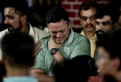 رجل يبكي وسط حشد من المعزين بعد مقتل أصدقائه في هجوم كشمير، معبرًا عن الحزن العميق والفقدان بسبب العنف المستمر في المنطقة.