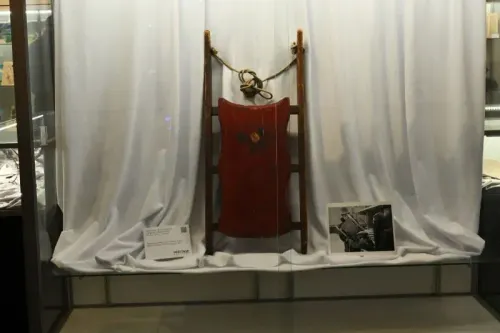 زلاجة "روزبد" الشهيرة من فيلم "المواطن كين" معروضة في مزاد، تحمل علامات الاستخدام الأصلي وتاريخ السينما.