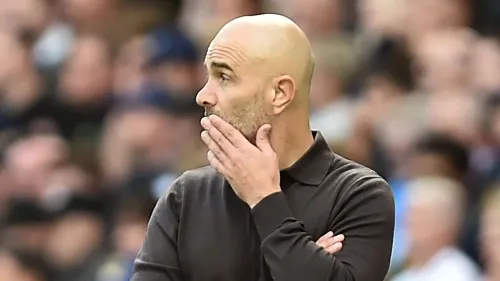 بيب غوارديولا مدرب مانشستر سيتي يظهر بقلق أثناء مباراة، في ظل الأزمة القانونية المتعلقة بعقود صورية تهدد سمعة الدوري الإنجليزي.