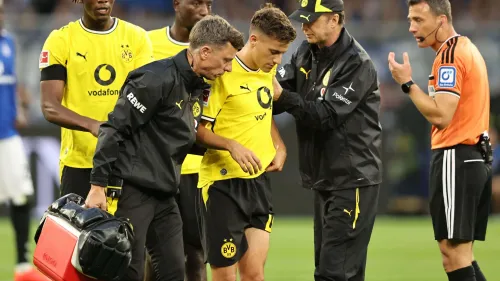 لاعب بوروسيا دورتموند يانييس كونستانتيلياس يغادر الملعب مصابًا بركبة مثنية خلال مباراة البوندسليغا ضد هامبورغ، وسط اهتمام الطاقم الطبي.