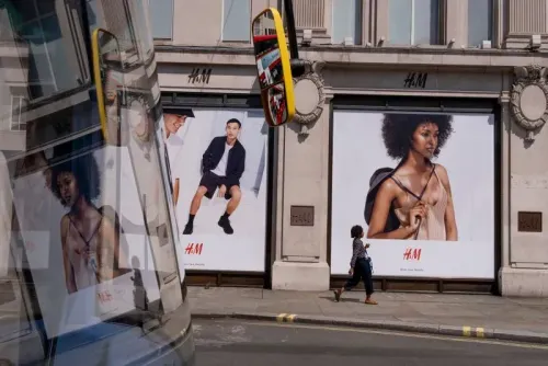 واجهة متجر H&M تعرض إعلانات لعارضات أزياء، مع التركيز على التنوع في الموديلات، مما يعكس التوجهات الحديثة في صناعة الأزياء.