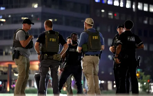 عملاء مكتب التحقيقات الفيدرالي وشرطة العاصمة يتحدثون في شوارع واشنطن خلال حالة الطوارئ الخاصة بالجريمة، مع التركيز على التنسيق بين الوكالتين.