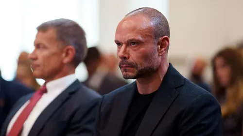 دان بونغينو، نائب المدير الجديد لمكتب التحقيقات الفيدرالي، يجلس بجدية خلال حدث رسمي، مع التركيز على القضايا المتعلقة بأعمال الشغب في الكابيتول.