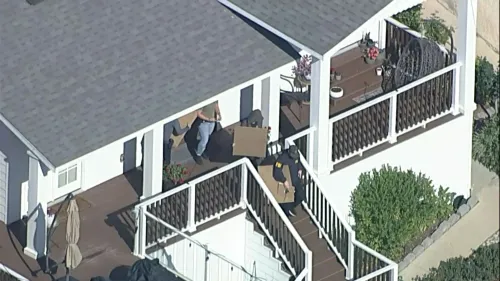 عملاء مكتب التحقيقات الفيدرالي يقومون بنقل صناديق من منزل مدير المدارس العامة في لوس أنجلوس خلال عملية تفتيش.