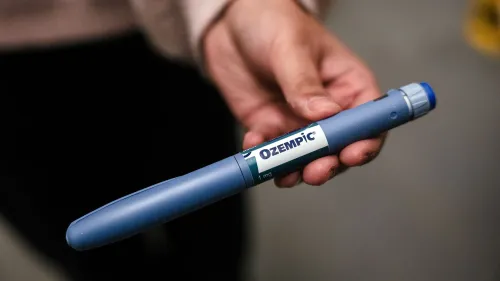 قلم حقن أوزيمبيك، علاج يساعد في تقليل مخاطر أمراض الكلى لدى مرضى السكري، بتركيز على فوائده الصحية الجديدة.