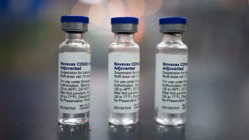عبوات لقاح نوفافاكس كوفيد-19، تظهر التفاصيل المهمة على الملصقات، في سياق مناقشات إدارة الغذاء والدواء الأمريكية حول الموافقة.