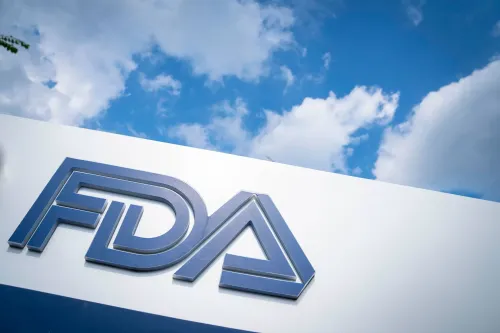 شعار إدارة الغذاء والدواء الأمريكية (FDA) يظهر في صورة تحت سماء زرقاء مع سحب بيضاء، مما يعكس جهودها في تسريع تطوير أدوية نفسية جديدة.
