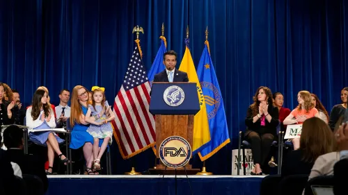 المفوض الدكتور مارتي مكاري يتحدث خلال مؤتمر صحفي حول خطة إدارة الغذاء والدواء الأمريكية للتخلص من الأصباغ الغذائية الاصطناعية.