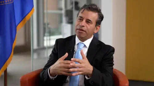 وزير الصحة الأمريكي يتحدث خلال جلسة استماع في الكونغرس حول استخدام الذكاء الاصطناعي في تسريع الموافقات على الأدوية.