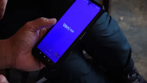 تطبيق "VenApp" على هاتف محمول، يُستخدم للإبلاغ عن الأنشطة المشبوهة في فنزويلا، وسط مخاوف من انتهاكات حقوق الإنسان.