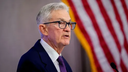 جيروم باول يتحدث في حفل تخرج جامعة برينستون، مشددًا على أهمية النزاهة في مواجهة التحديات الاقتصادية والسياسية.