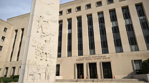 مبنى محكمة الاستئناف الفيدرالية E. Barrett Prettyman، يظهر تفاصيل معمارية بارزة ونقوش على عمود أمامي، في سياق الجدل القانوني حول ترحيل المهاجرين.