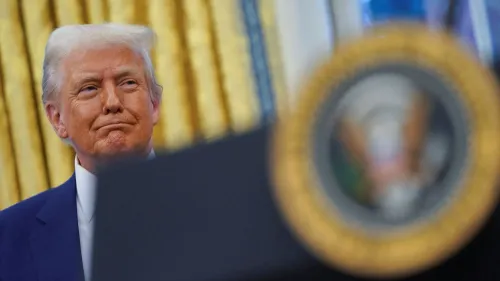 صورة لدونالد ترامب مبتسمًا، بينما يظهر شعار الرئاسة في المقدمة، خلال حديثه عن برنامج الاستقالة المؤجلة للموظفين الفيدراليين.