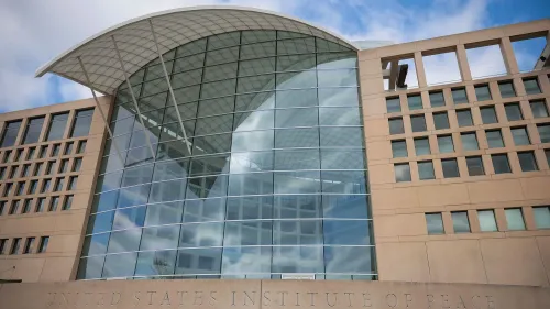 مبنى المعهد الأمريكي للسلام في واشنطن، يظهر تصميمه الحديث والزجاجي، في سياق حكم قضائي ضد إدارة ترامب.