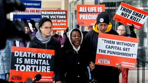نشطاء يحملون لافتات تدعو إلى إلغاء عقوبة الإعدام، مع شعارات مثل "الصفحة الموت هي تعذيب نفسي" و"لا تقتل".