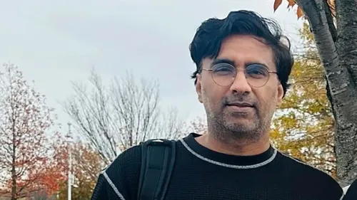 دكتور خان سوري، زميل في جامعة جورجتاون، يظهر في صورة خارجية مع أشجار في الخلفية، وسط قضايا قانونية تتعلق بتأشيرته.