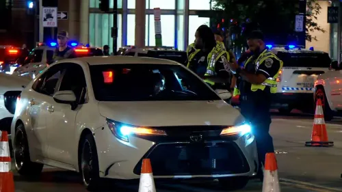 نقطة تفتيش مرورية في شارع 14 بواشنطن، حيث تقوم الشرطة بتفتيش السيارات وسط تواجد مكثف لقوات إنفاذ القانون، مما أثار احتجاجات من السكان المحليين.