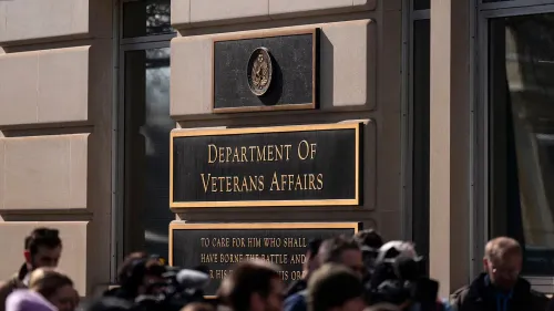 مبنى وزارة شؤون المحاربين القدامى في واشنطن، حيث يتجمع الموظفون لمناقشة الضغوطات الجديدة والتوجيهات من إيلون ماسك.