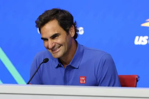 روجر فيدرر يبتسم خلال مؤتمر صحفي في بطولة US Open، معبراً عن توتره وسعادته بالعودة إلى ملعب Arthur Ashe بعد غياب طويل.