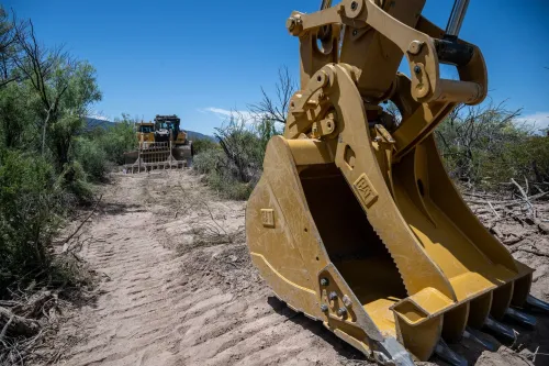 آليات ثقيلة تعمل على تجريف الأرض في الحديقة الوطنية Big Bend ضمن مشروع تعزيز أمن الحدود في تكساس وسط احتجاجات محلية.