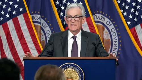 جيروم باول، رئيس الاحتياطي الفيدرالي، يتحدث أمام المشرعين في الكابيتول هيل حول سياسة الفائدة والاقتصاد الأمريكي.