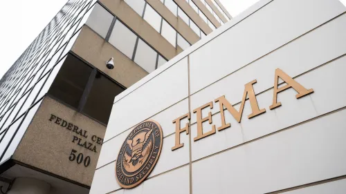 مبنى وكالة إدارة الطوارئ الفيدرالية (FEMA) مع شعار الوكالة، في ظل مخاوف من فقدان عدد كبير من الموظفين المؤهلين.
