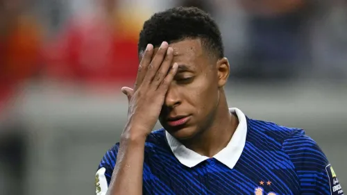 كيليان مبابي بزي منتخب فرنسا لكرة القدم، يضع يده على وجهه بتعبير يظهر الضغط أو الإحباط خلال بطولة كأس العالم 2026.