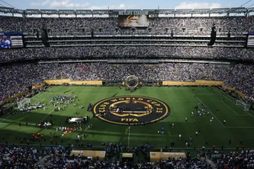 مدرجات مكتظة بالجماهير في ملعب ميتلايف خلال نهائي كأس العالم للأندية، مع وجود شعار الفيفا في الملعب.